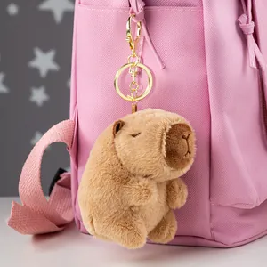 Adorable porte-clés en peluche capybara marron sur un sac à dos rose, charme de sac souple.