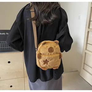 Lindo bolso cruzado de Capibara de peluche usado en una habitación con estilo