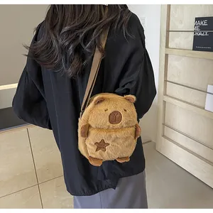 Primer plano de un lindo bolso bandolera de capibara de felpa suave en piel sintética