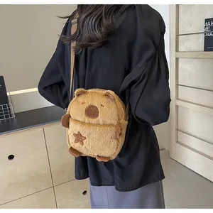 Chica con un lindo bolso bandolera de peluche de capibara marrón en un entorno moderno