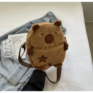 Bonito bolso bandolera de peluche de carpincho marrón con parche de estrella y pelo