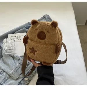 Vista detallada del bolso bandolera de peluche marrón capibara con textura suave