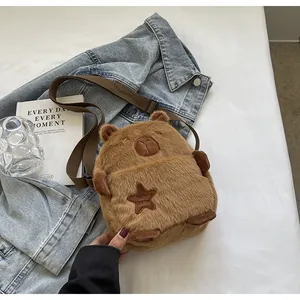 Vista detallada de un bolso bandolera de peluche de carpincho marrón con textura de pelo sintético