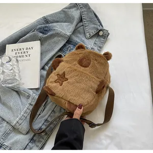 Primer plano de un lindo bolso bandolera de peluche de carpincho marrón suave