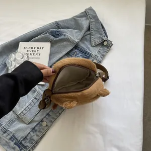 Linda bolsa cruzada de peluche de carpincho marrón con piel sintética suave y correa