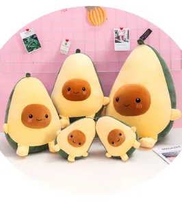 Set di peluche a forma di avocado di varie dimensioni con volti sorridenti
