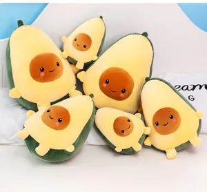 Una collezione di morbidi peluche ad avocado di varie dimensioni con faccine carine