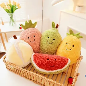 Selezione di simpatici peluche a forma di frutta tra cui anguria e durian nel cesto