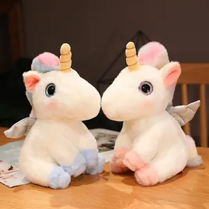 Nahaufnahme von zwei süßen bunten Einhorn-Plüschtieren mit goldenen Hörnern und Flügeln