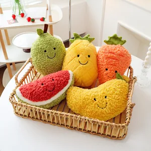 Simpatici peluche di frutta assortiti con ananas e anguria in un cesto di vimini