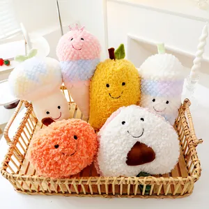 Set di peluche a forma di frutta colorata con bambole di durian e pesche in un cesto
