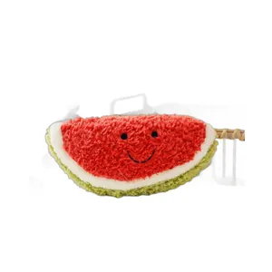 Morbida fetta di anguria in peluche con un simpatico viso sorridente ricamato