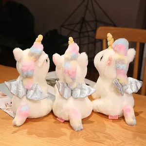 Rückansicht von drei bunten Einhorn-Plüschtieren mit silbernen Flügeln und Regenbogenmähne.