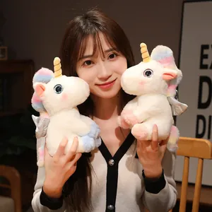 Detailansicht von zwei weichen bunten Einhorn-Plüschtieren, die von einem Model gehalten werden