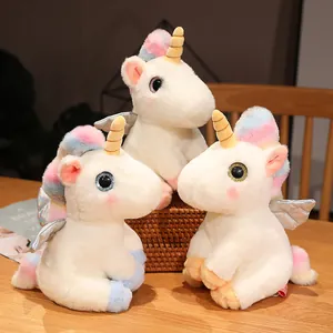 Nahaufnahme von drei süßen weißen Einhorn-Plüschtieren mit Regenbogenmähne und Flügeln