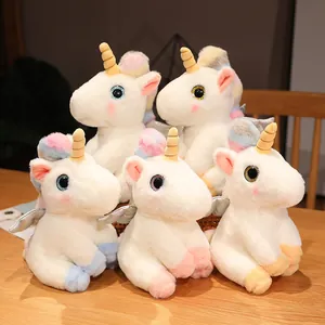 Gruppe süßer weißer Einhorn-Plüschtiere mit goldenen Hörnern und bunten Flügeln