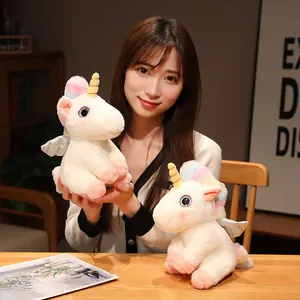 Detailansicht niedliches weißes Einhorn-Plüschtier mit bunter Mähne und Flügeln