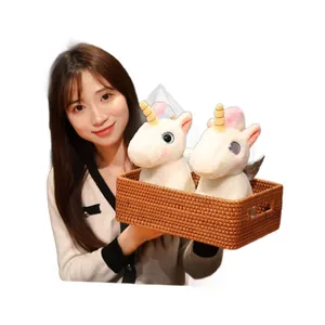 Adorabile coppia di peluche a forma di unicorno bianco in un cesto di vimini per compleanno