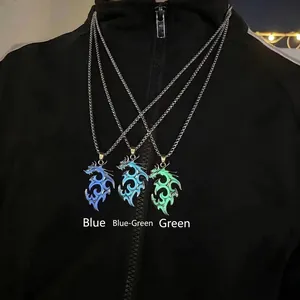 Set di tre collane con drago fosforescente in tonalità fluorescenti blu e verdi