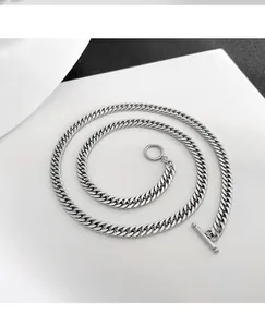 Vista detallada del collar de cadena cubana de acero de titanio con un cierre de barra en T