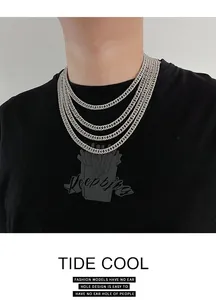 Detalle macro de collares de cadena cubana en capas de acero titanio plateado estilo hip hop
