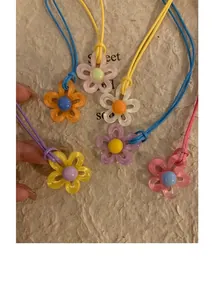 Nahaufnahme der farbenfrohen Blumenhalsketten aus Acryl im modernen Dopamin-Look