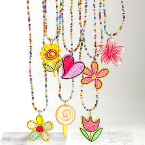 Detailansicht verschiedener handgefertigter Perlenketten mit Acryl-Blumenanhängern