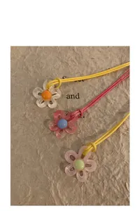 Detailansicht bunter Acryl-Blumenhalsketten mit dünnen Kordeln im Dopamin-Stil