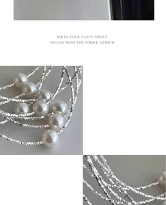 Dettaglio macro di perle d'argento e perle bianche lucide su una collana elegante