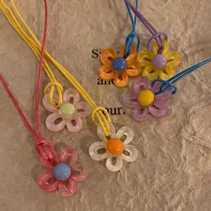 Bunte Acryl-Blumenanhänger-Halsketten mit passenden Kordeln für Damen