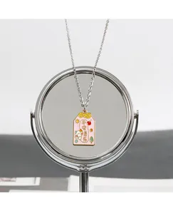 Nahaufnahme der rosa Emaille-Halskette mit süßem Katzenmotiv und feiner Silberkette