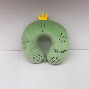 Détail du coussin de voyage en forme de U cactus vert avec couronne et texture douce