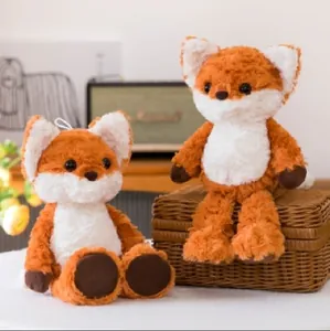 Zwei niedliche orange-weiße Fuchs-Plüschtiere auf einem Weidenkorb in gemütlichem Zimmer.