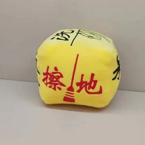 Detailweergave van de creatieve gele pluche dobbelsteen met dweiltaak karakter