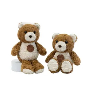 Paar weiche braun-beige Plüschbären mit dekorativen Anhängern, ideales Geschenk