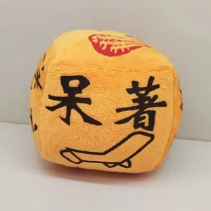 Close-up van een creatieve gele pluche dobbelsteen met geborduurde Chinese karakters