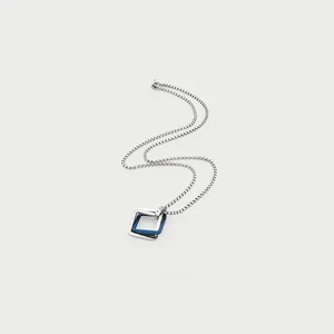 Detalle de collar de acero de titanio con colgantes cuadrados entrelazados