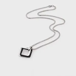 Collar con colgante geométrico de tres anillos de acero inoxidable para hombre y mujer.