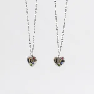 Elegante collar con colgante de corazón de plata y brillantes diamantes de colores para mujer