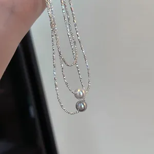 Elegante collana di perle d'argento con un ciondolo di perla bianca e grigia chic