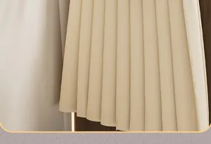 Detailopname van beige geplooide stoftextuur voor JK-rokdetail