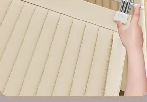 Detailopname van antislip kledinghanger clips die een beige geplooide rok vasthouden