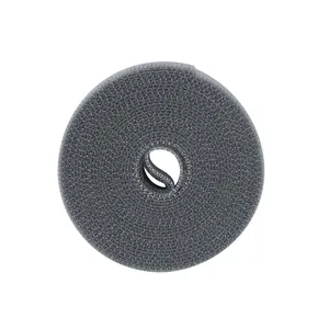 Rotolo di fascette stringicavo in velcro grigio per la gestione ordinata dei cavi.