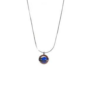 Elegante silberne Saturn-Halskette mit blauer Kugel und September-Gravur, weißer Hintergrund