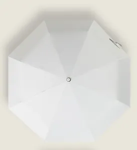 Vista dall'alto di un ombrello automatico bianco minimalista con telaio robusto.