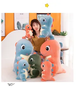 Vista detallada de varios tamaños y colores de suaves peluches de dinosaurios.