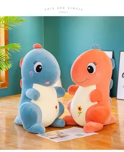 Par de lindos peluches de dinosaurios azul y naranja en un acogedor suelo de madera en casa.