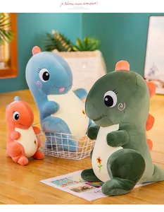 Vista detallada de tres peluches de dinosaurios de colores verde, azul y naranja