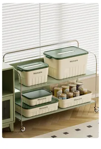 Boîtes de rangement rectangulaires en plastique avec couvercles verts sur chariot
