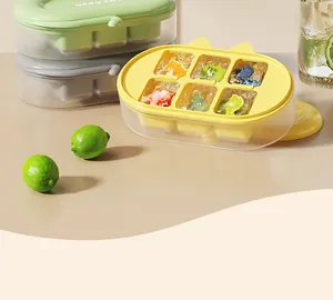 Detailopname van siliconen ijsblokjesvorm met kattenoren en vers fruit in de blokjes